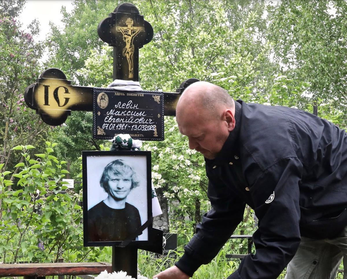 Александр Левин у могилы своего брата Максима, 30 мая. Фото: Patrick Chauve