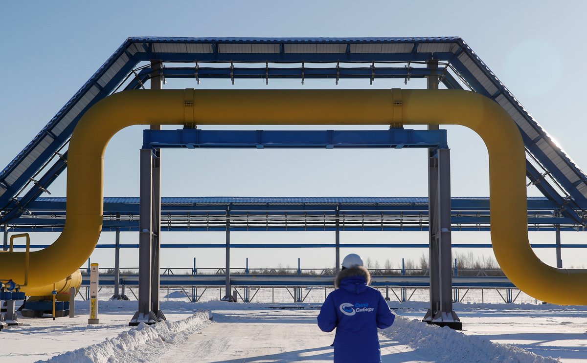 Сотрудник «Газпрома» на компрессорной станции в Амурской области, 29 ноября 2019 года. Фото: Максим Шеметов / Reuters / Scanpix / LETA