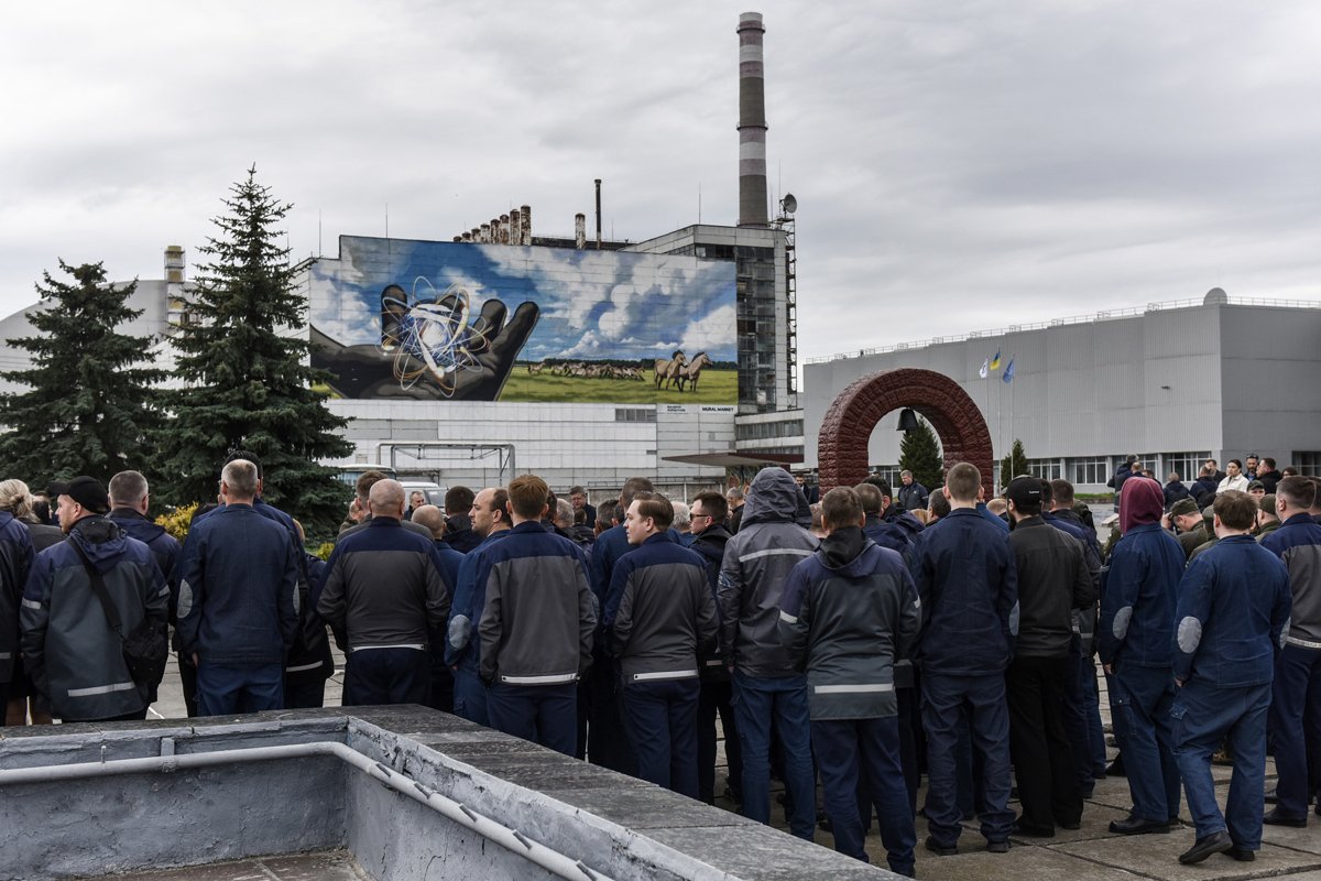 Рабочие собираются у мемориала Чернобыльской электростанции по случаю 37-й годовщины катастрофы на Чернобыльской АЭС в Чернобыле, Украина, 26 апреля 2023 года. Фото: Олег Петрасюк / EPA-EFE