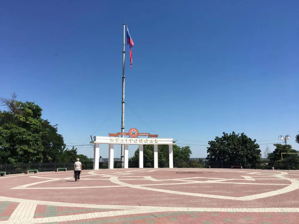 The Liberators Arch in Victory Square was de-communised by Ukraine’s authorities in 2016 and had Russian Victory Day symbols removed. The occupying authorities have now restored its past condition. Photo: Sonia Mustaeva
