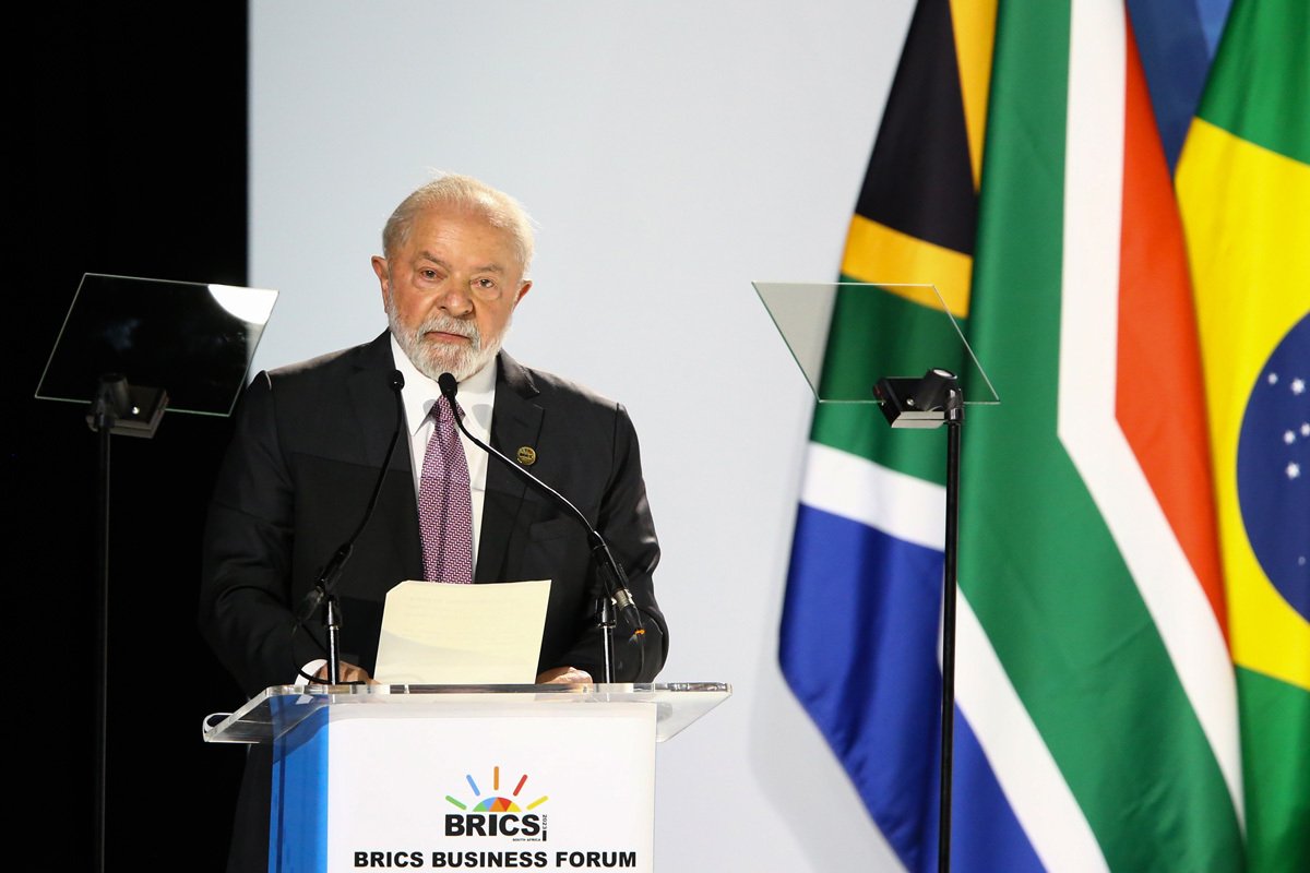 Президент Бразилии Луис Инасио Лула да Силва выступает на саммите БРИКС, 22 августа 2023 года. Фото: Kim Ludbrook / EPA-EFE