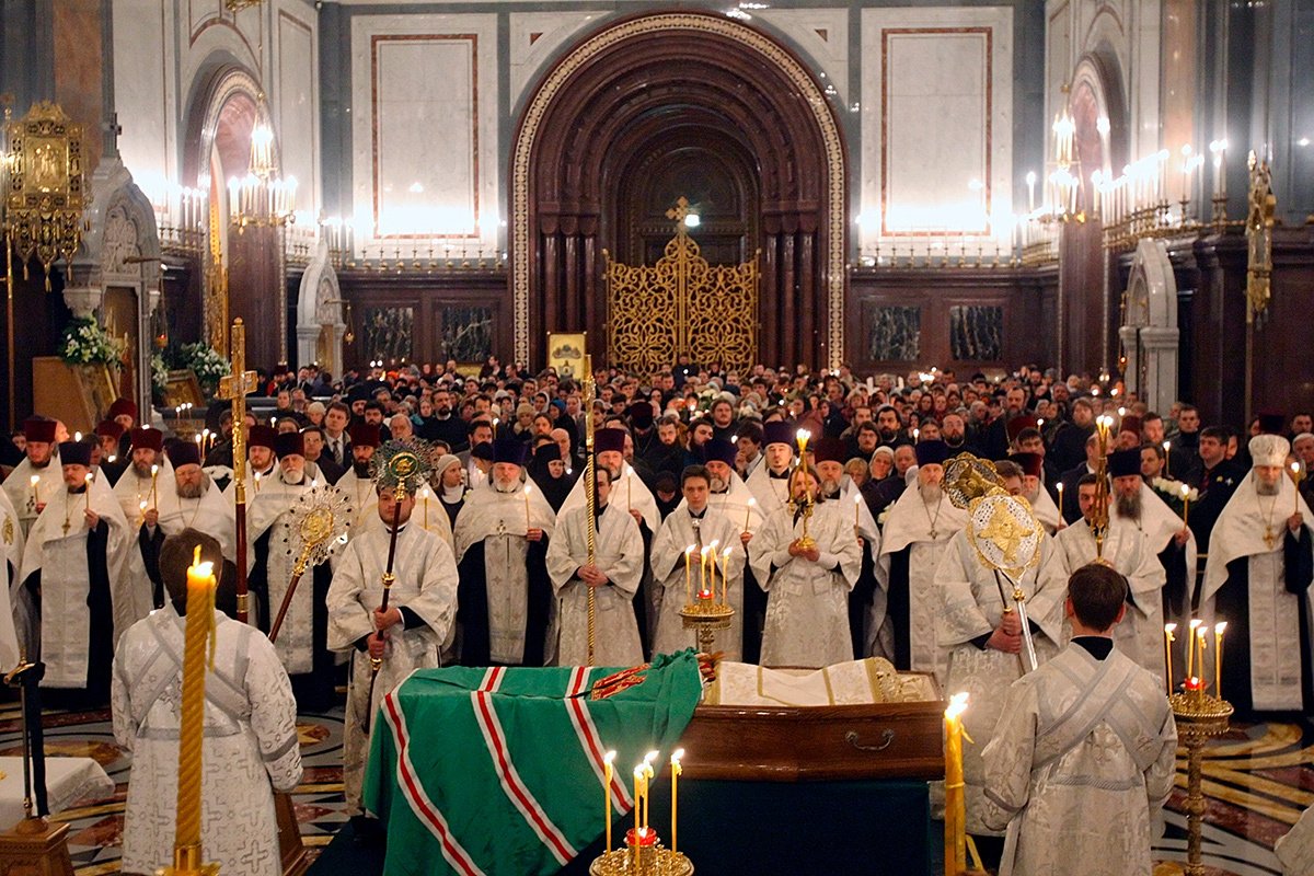 Прощание с Алексием II в Храме Христа Спасителя в Москве, 6 декабря 2008 года. Фото: Сергей Ильницкий / EPA