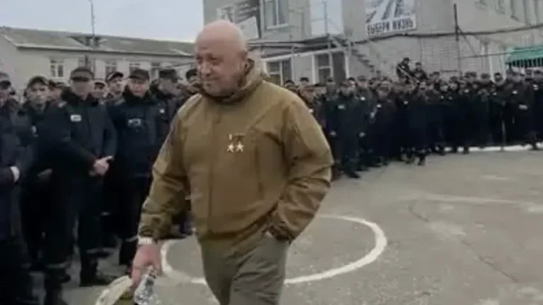 A man who looks like head of Wagner PMC Yevgeny Prigozhin is seen recruiting convicts at a prison in Yoshkar-Ola. Screenshot