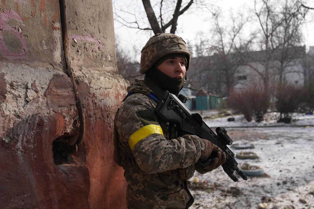 Украинский военнослужащий во время обороны Мариуполя, 12 марта 2022 года. Фото: Evgeniy Maloletka / AP Photo / Scanpix / LETA