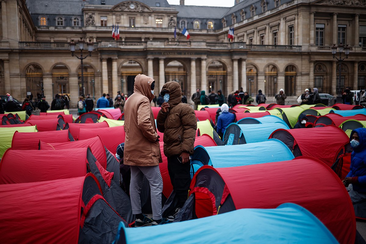 Мигрантов и несколько неправительственных организаций разбили временный лагерь с палатками в знак протеста перед зданием Государственного совета (Conseil d'Etat) в Париже. Фото: Yoan Valat / EPA-EFE