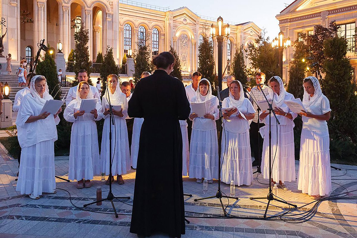 Shërbimi i parë hyjnor pas hapjes së kompleksit të muzeut dhe tempullit.” Foto: kanali telegram New Khersones