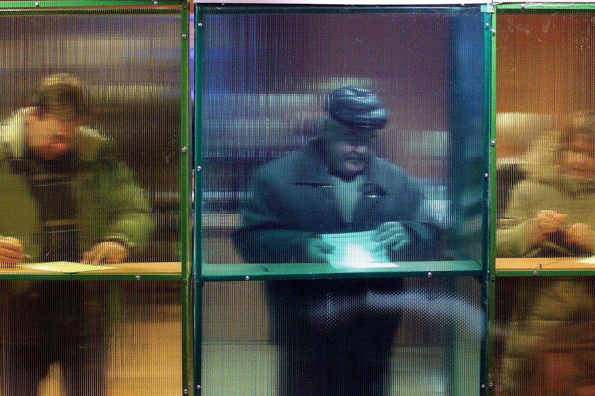Избиратели заполняют бюллетени в кабинках на избирательном участке в подмосковном Подольске, Россия, 4 марта 2012 года. Фото: Максим Шипенков / EPA