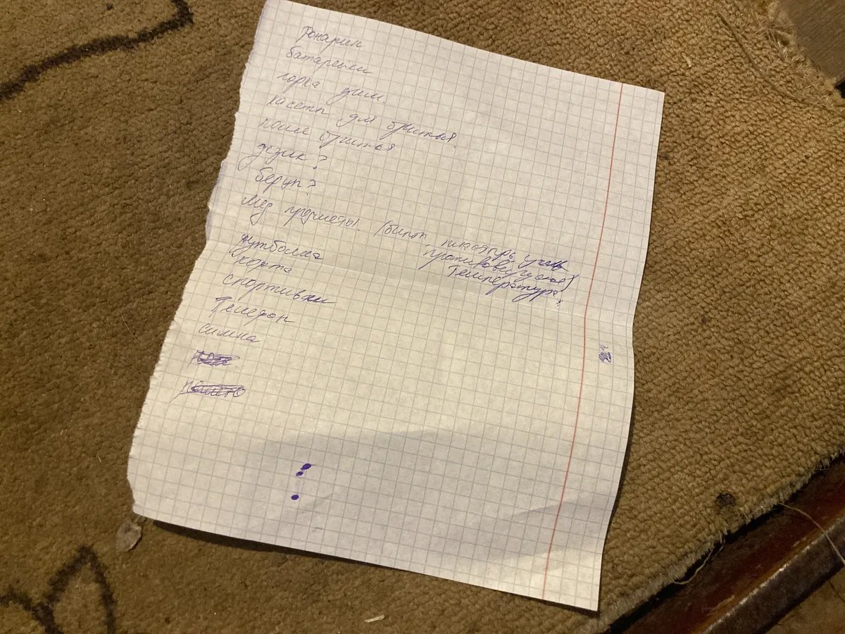 A list of things for a conscript: “Flashlight, batteries, anorak, shaving supplies, deodorant (?), boots (?), medical supplies (gauze, band-aids, anti-viral/anti-fever drugs, a T-shirt, a sweater, sweatpants, a phone, a SIM-card”. Photo: Irina Tumakova, exclusively for Novaya Gazeta. Europe