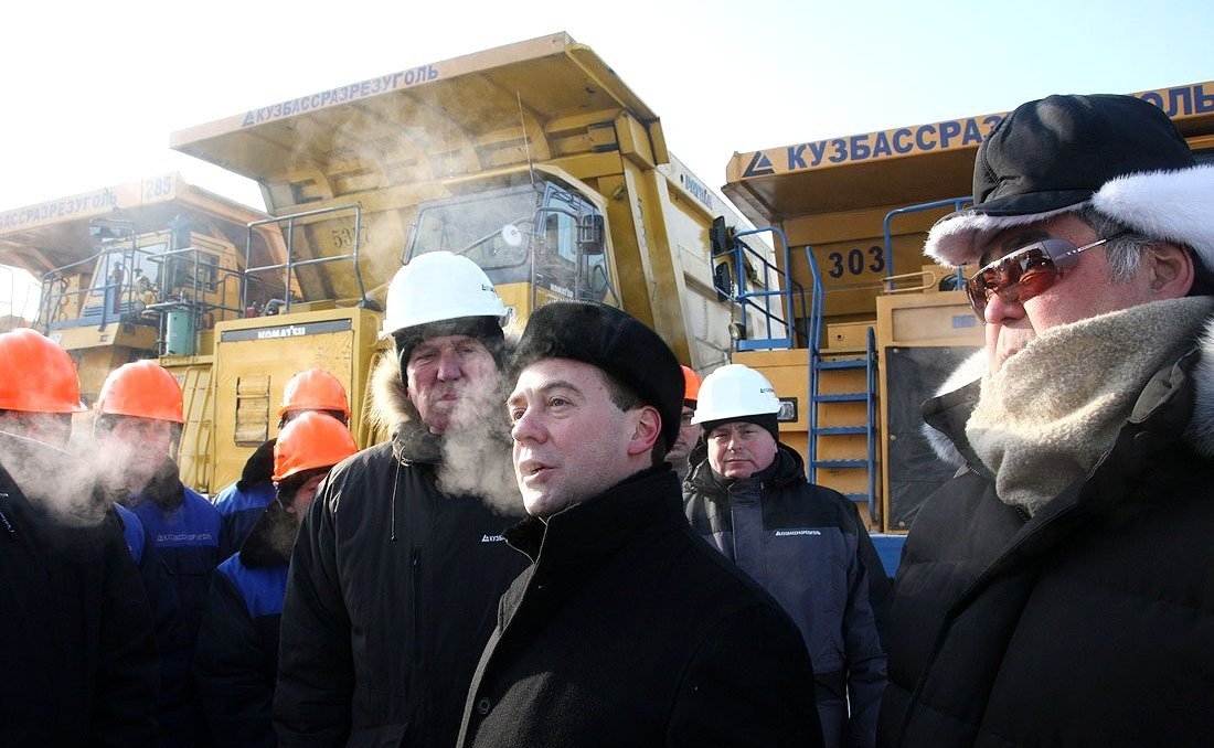 Поездка Дмитрия Медведева в Кемеровскую область. Аман Тулеев справа, 2010 год. Фото: Kremlin.ru