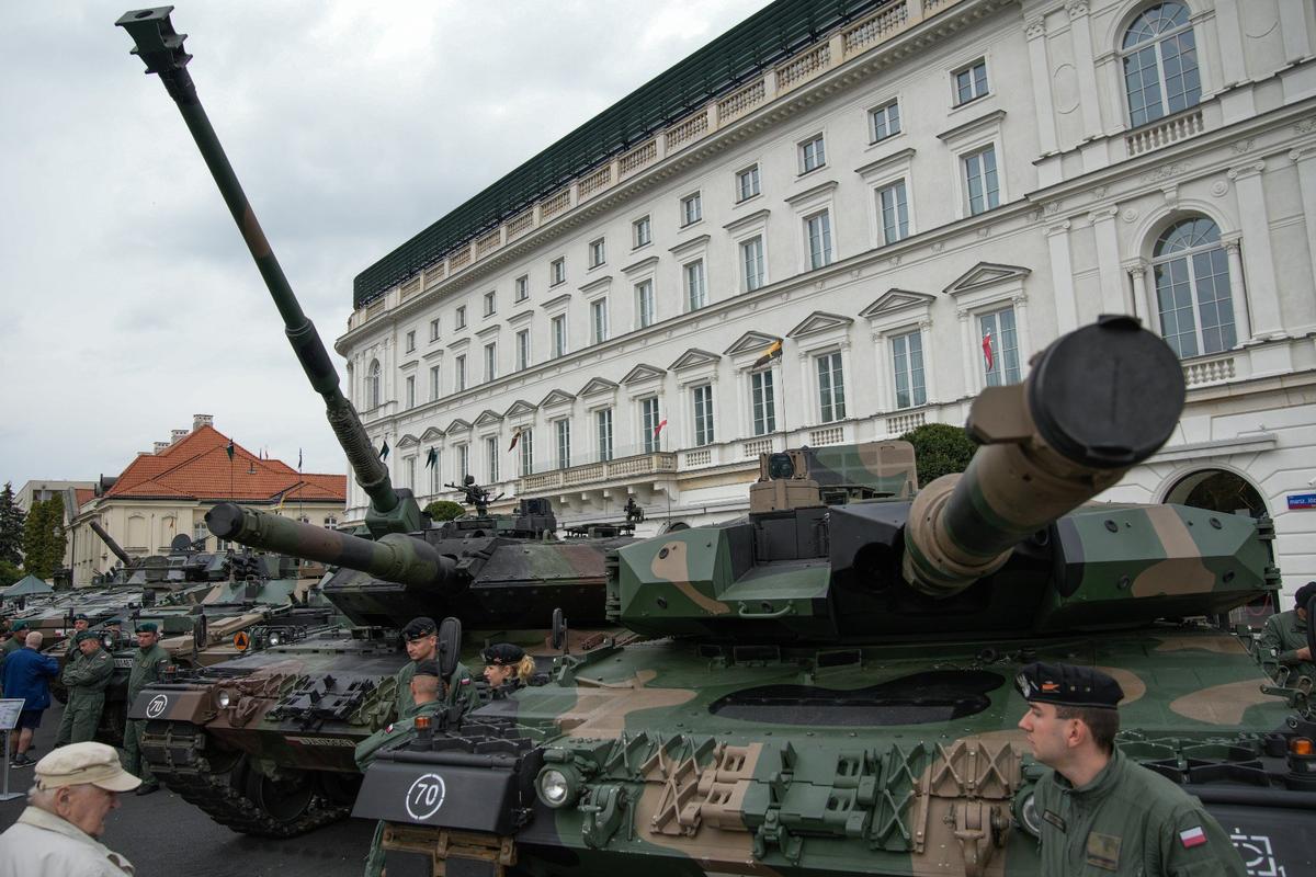 Танки Leopard 2 польской армии возле площади Пилсудского в Варшаве. Фото: STR / NurPhoto / Getty Images