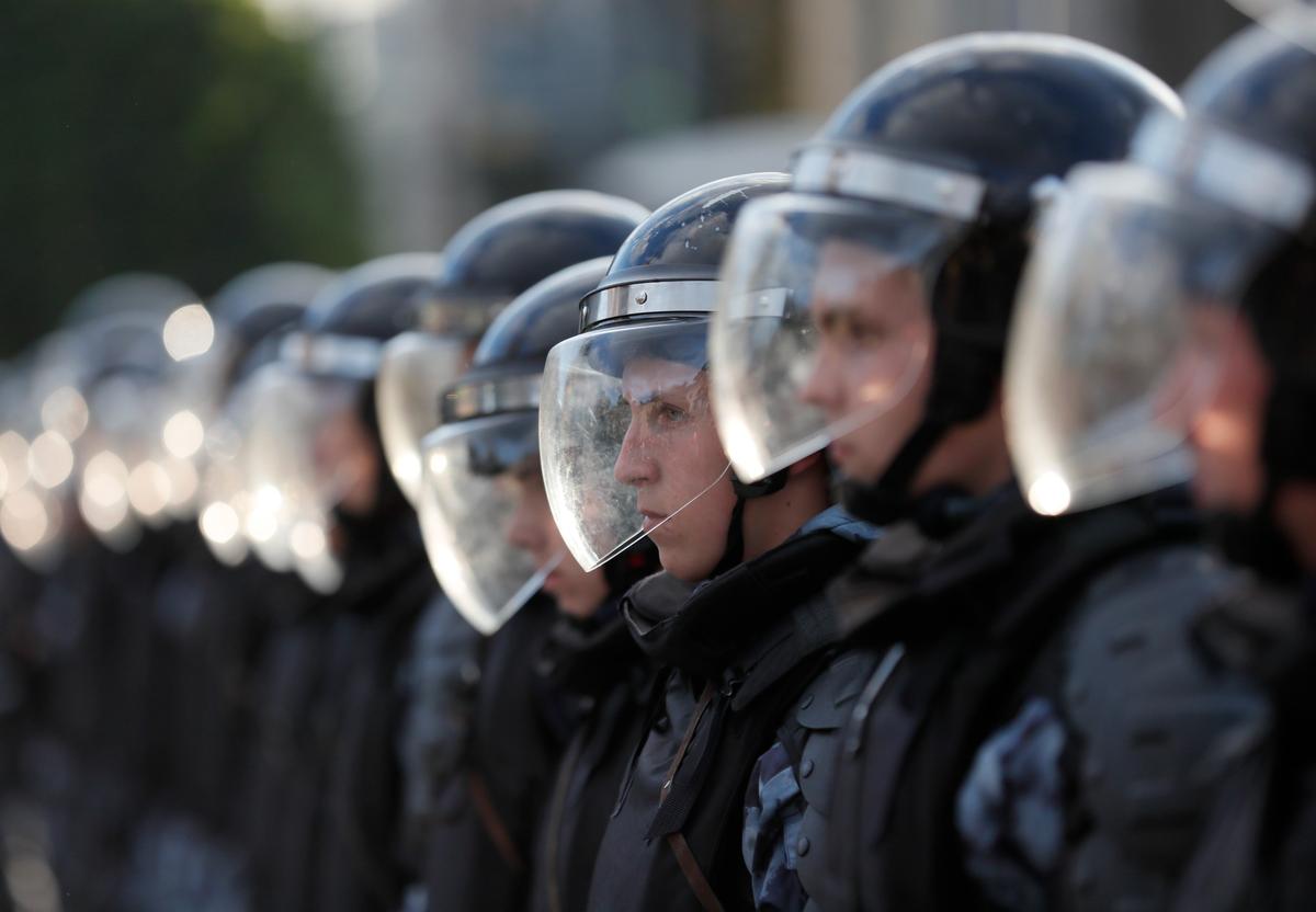 Russian riot police block a street in the centre of Moscow, 10 August 2019. Photo: EPA-EFE / YURI KOCHETKOV