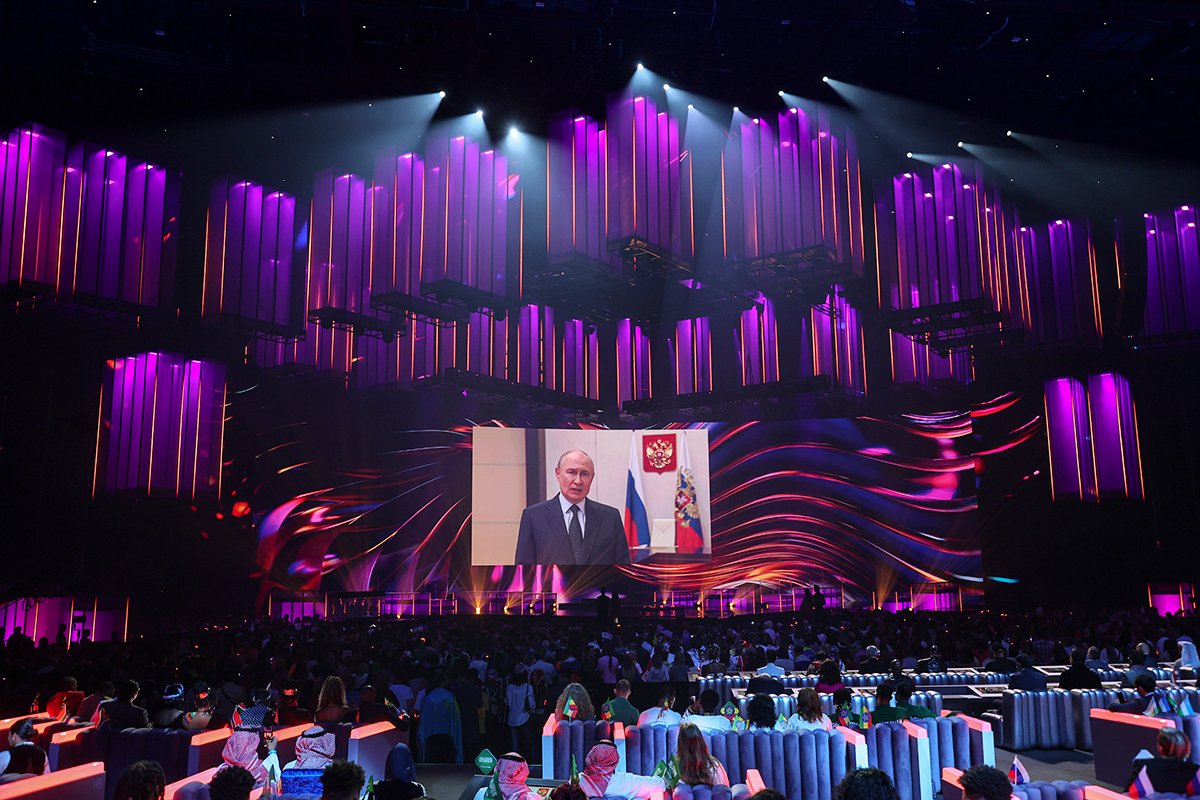 Владимир Путин на экране во время музыкального конкурса «Интервидение» в Москве, Россия, 20 сентября 2025 года. Фото: Юрий Кочетков / EPA