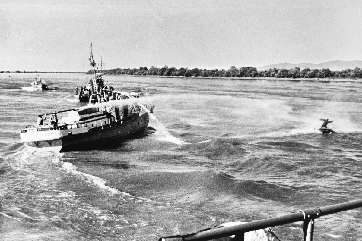 Советский корабль использует водомет против китайского рыбака на реке Уссури, 6 мая 1969 года. Фото: China Photo Service / Dutch National Archives / Materialscientist / Wikimedia (CC BY-SA 3.0 nl)