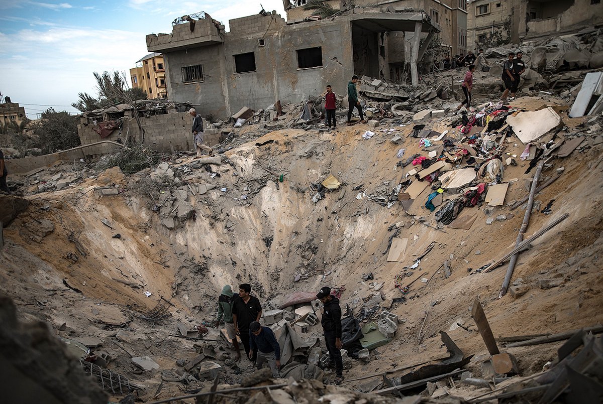 Палестинцы ищут тела и выживших среди обломков жилого дома после израильского удара в Хан-Юнисе, южная часть сектора Газа, 12 ноября 2023 года. Фото: Haitham Imad / EPA-EFE