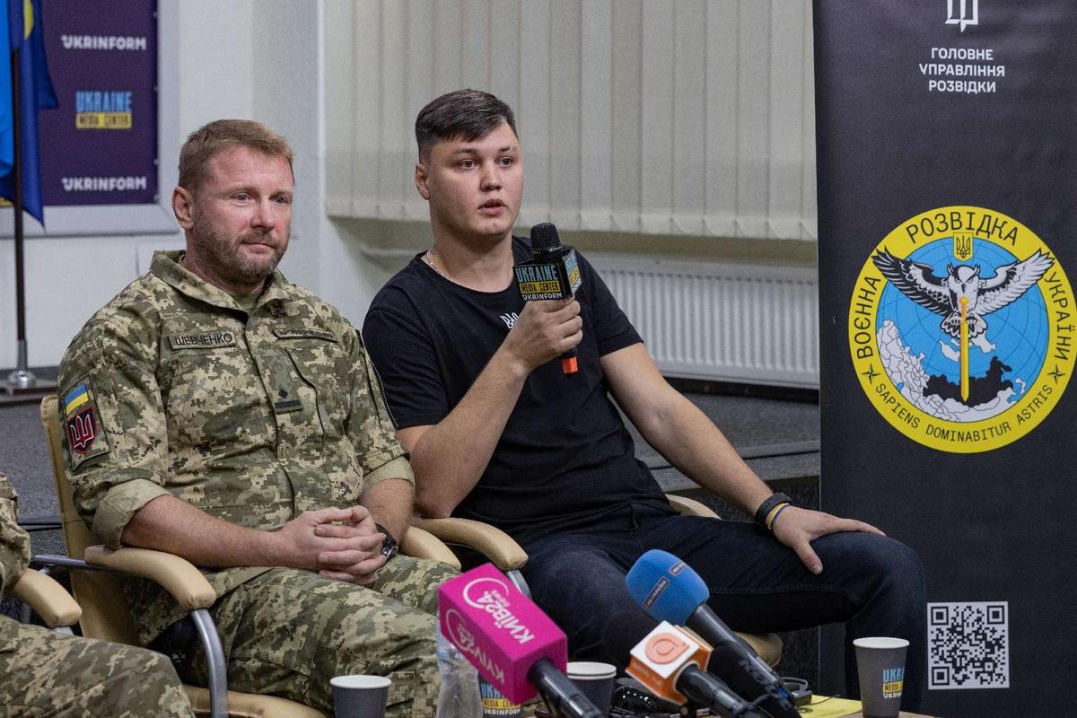Офицер военной разведки Украины и Максим Кузьминов на пресс-конференции. Фото: ГУР