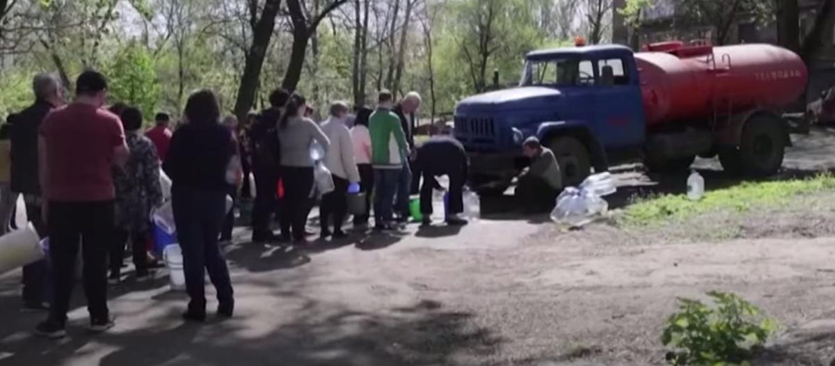 Очередь за водой в Ленинском районе Донецка. Скриншот канала News of Donbas / Youtube