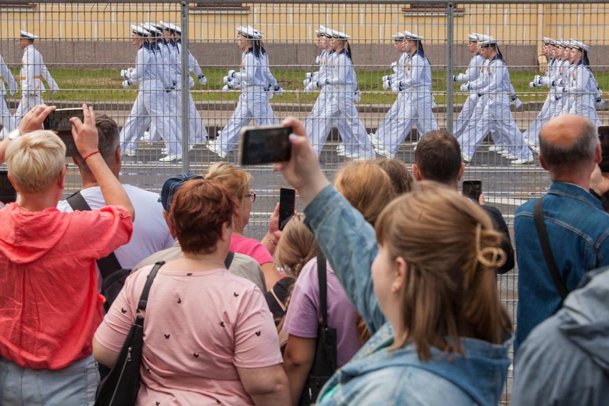 Колонны моряков маршируют по Дворцовому проезду. Фото: Елена Родина, для «Новой газеты Европа»