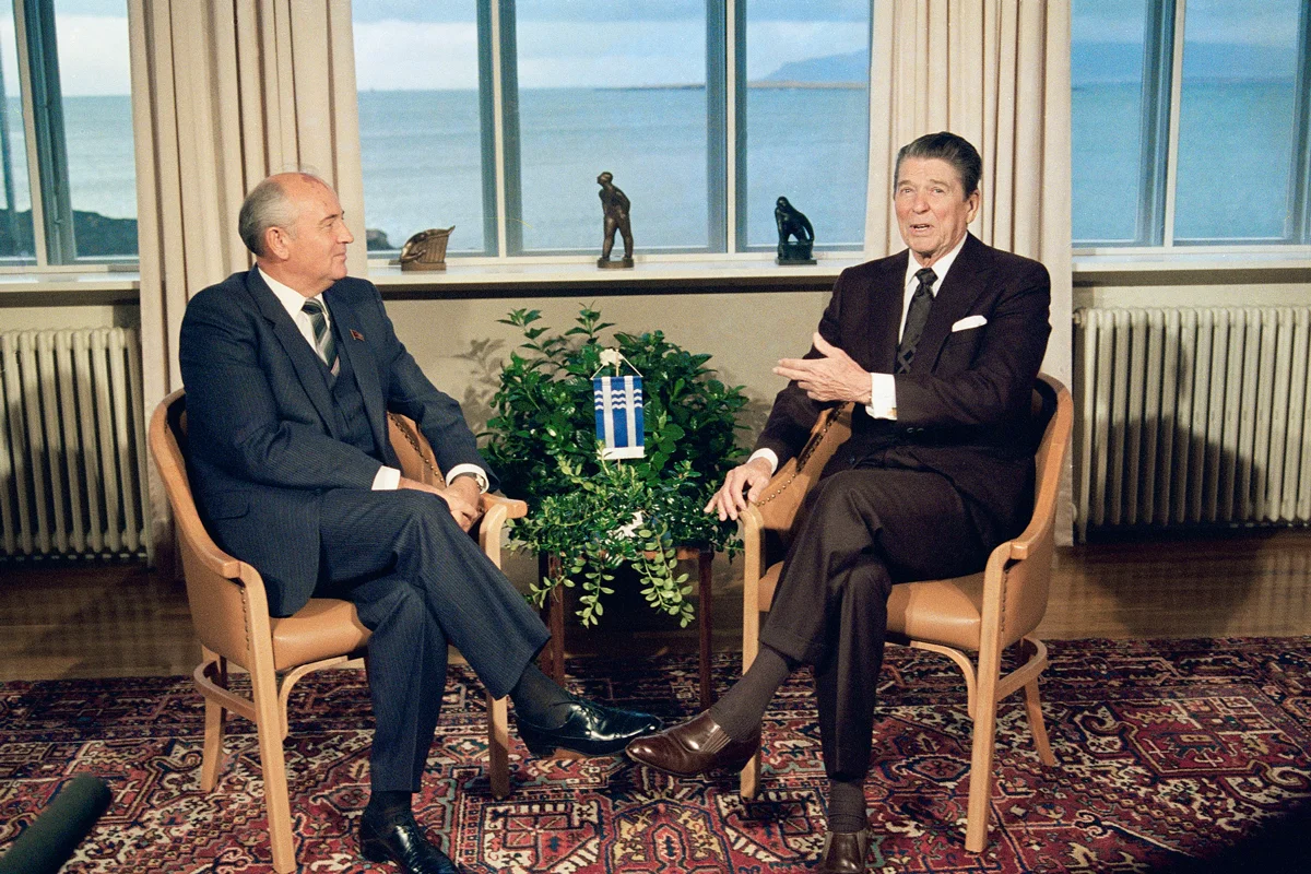 Михаил Горбачёв и Рональд Рейган в Рейкьявике, Исландия, 11 октября 1986 года. Фото: Scott Stewart / AP Photo / Scanpix / LETA