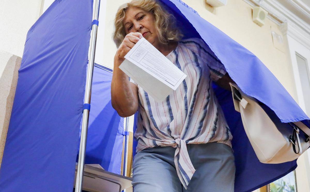 A woman exits a voting booth to cast her ballot at a polling station in Kursk, Russia, 7 September 2024. Photo: EPA-EFE