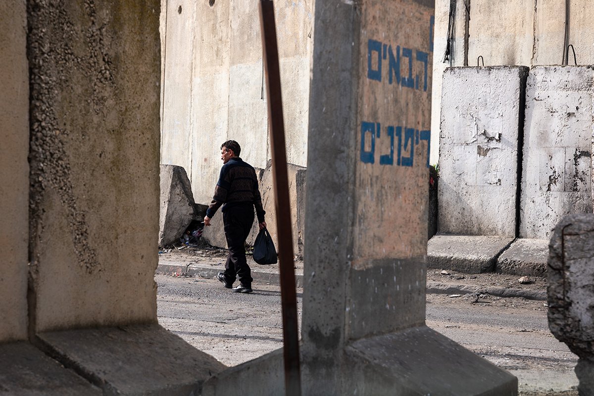 Мужчина идет к контрольно-пропускному пункту для въезда в Израиль, 10 декабря 2023 года в Рамалле, Палестина. Фото: Spencer Platt / Getty Images