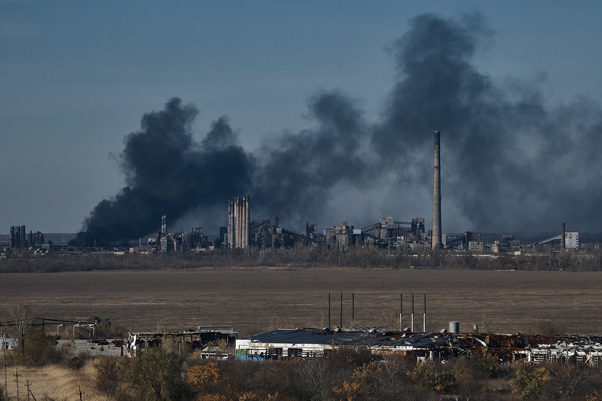 Вид на город на фоне авиаудара по коксохимическому заводу «Метинвест» 30 октября 2023 года в Авдеевке. Фото: Влада Либерова / Libkos / Getty Images