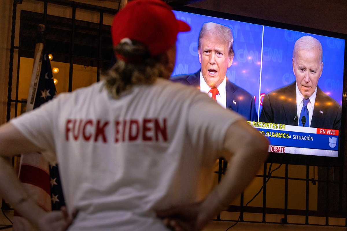 Сторонники Трампа смотрят предвыборные дебатамы между Джо Байденом и Дональдом Трампом по телевизору в Майами, штат Флорида, США, 27 июня 2024 года. Фото: Cristobal Herrera-Ulashkevich / EPA-EFE