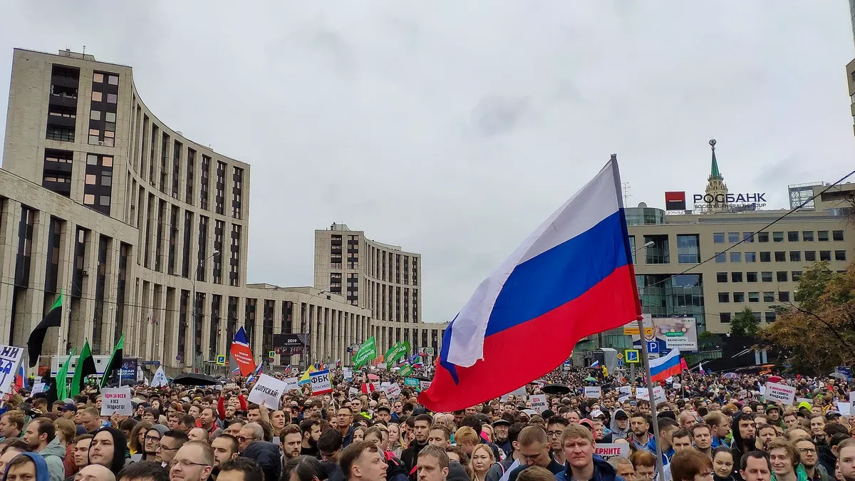 Александр Бастрыкин: Ну что ты пис…шь, братуля // Твоя же это школота!
// Она отнюдь не из Сык-куля //
Москва, братан, твоя Москва! //
Ты ставил всю ее на рельсы, //
Отмашку ты ей всей давал, //
Когда на Пушкинской ты вместе ...
