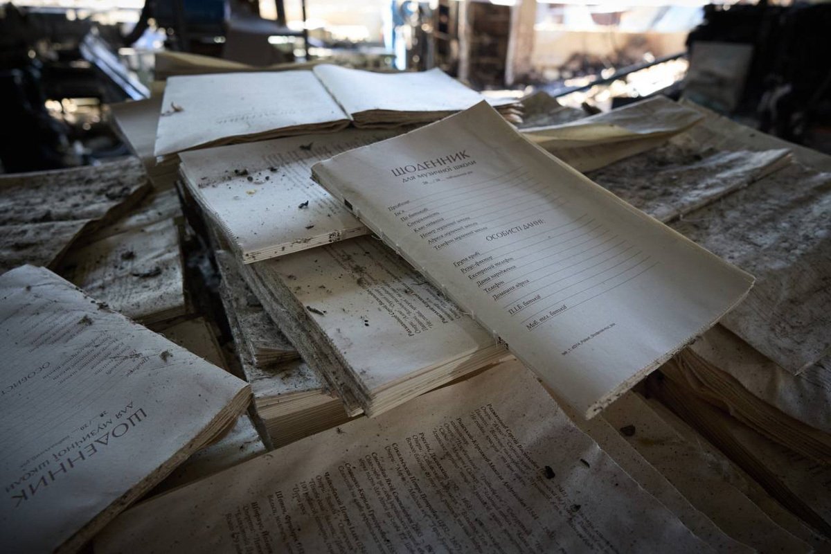 Уцелевшие дневники музыкальной школы на фоне сгоревших книг в типографии, 24 мая 2024 года. Фото:  офис президента Украины