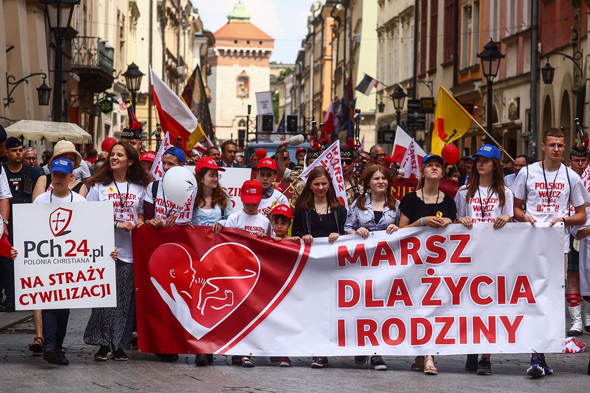 Люди принимают участие в «Марше за жизнь и семью» в Кракове, Польша, 25 июня 2023 года. Марш был организован консервативными и католическими организациями с целью выразить поддержку взглядам сторонников здорового образа жизни на аборты. Фото: Beata Zawrzel / NurPhoto / Getty Images