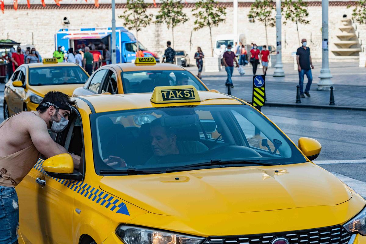 Такси в Стамбуле. Фото: John Wreford / SOPA Images / LightRocket / Getty Images