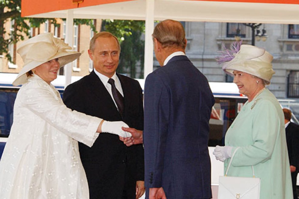 Владимир Путин c Елизаветой II и принцем Филиппом, 2003 год. Фото: сайт Кремля