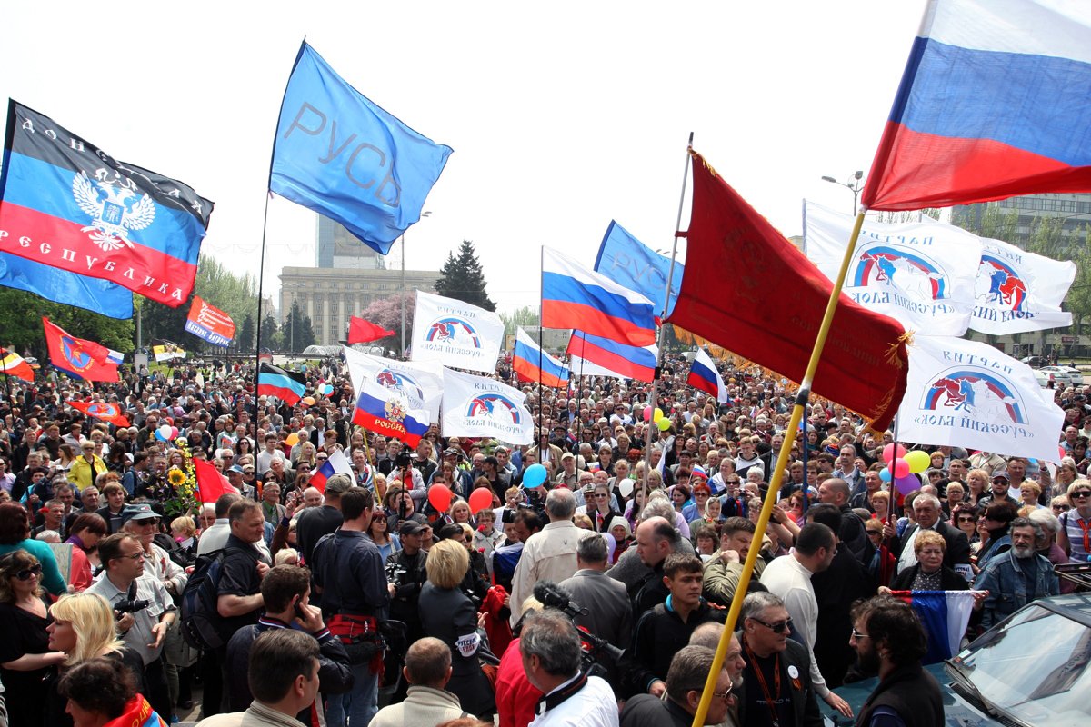 Пророссийские демонстранты во время митинга в честь Международного дня труда в центре Донецка, 1 мая 2014 года. Фото: Игорь Коваленко / EPA