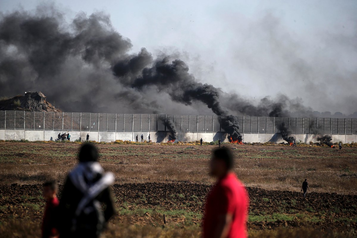 Палестинские протестующие у пограничной стены во время столкновений с израильскими войсками на восточной границе сектора Газа, 15 сентября 2023 года. Фото: Mohammed Saber / EPA-EFE