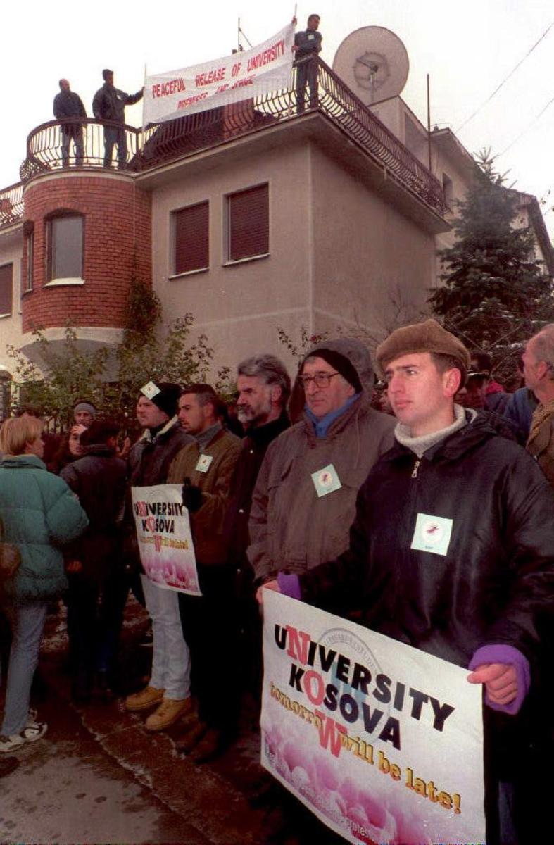 Албанские студенты на улицах Приштины призывают к возвращению образования на албанском языке в Косово, 29 октября 1997 года. Фото: EPA