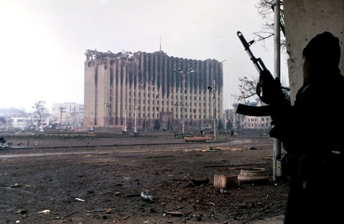 «Президентский дворец» в Грозном, январь 1995 года Фото:  Wikimedia Commons , Mikhail Evstafiev, CC BY-SA 3.0
