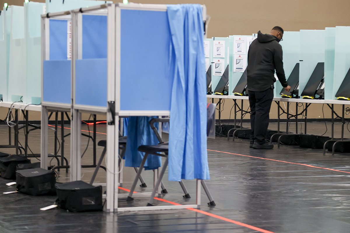 Избиратель голосует на участке в Лас-Вегасе, 6 февраля 2024 года. Фото: Ian Maule / Bloomberg / Getty Images