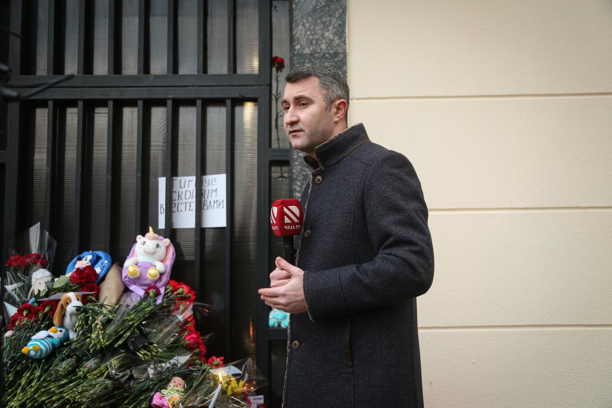 Корреспондент азербайджанского телевидения у здания посольства. Фото: Катерина Береговая, специально для «Новой газеты Европа»