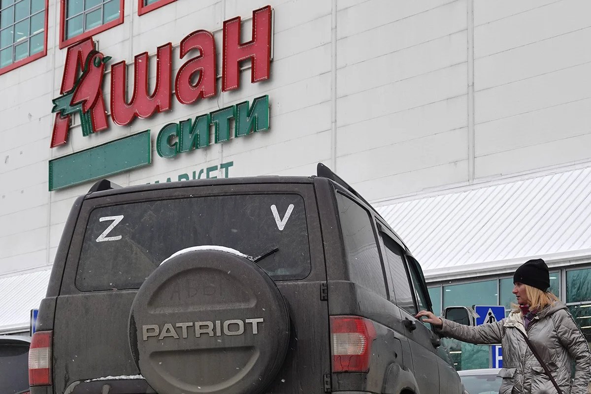 A car marked with pro-war V and Z signs parked in front of an Auchan supermarket. Photo: Maxim Shipenkov / EPA-EFE