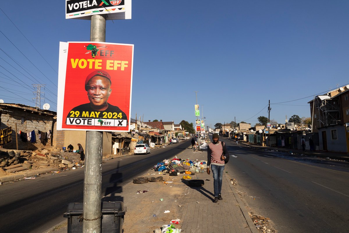 Предвыборная реклама на фоне неубранной улицы в Йоханнесбурге, ЮАР, 23 мая 2024 года. Фото: Kim Ludbrook / EPA-EFE