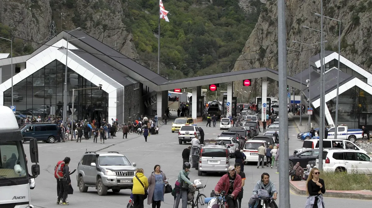 На границе с Грузией в помещении без окон несколько месяцев живут 17 украинцев, депортированных из РФ. Их отказываются пускать в страну без документов — «Холод»