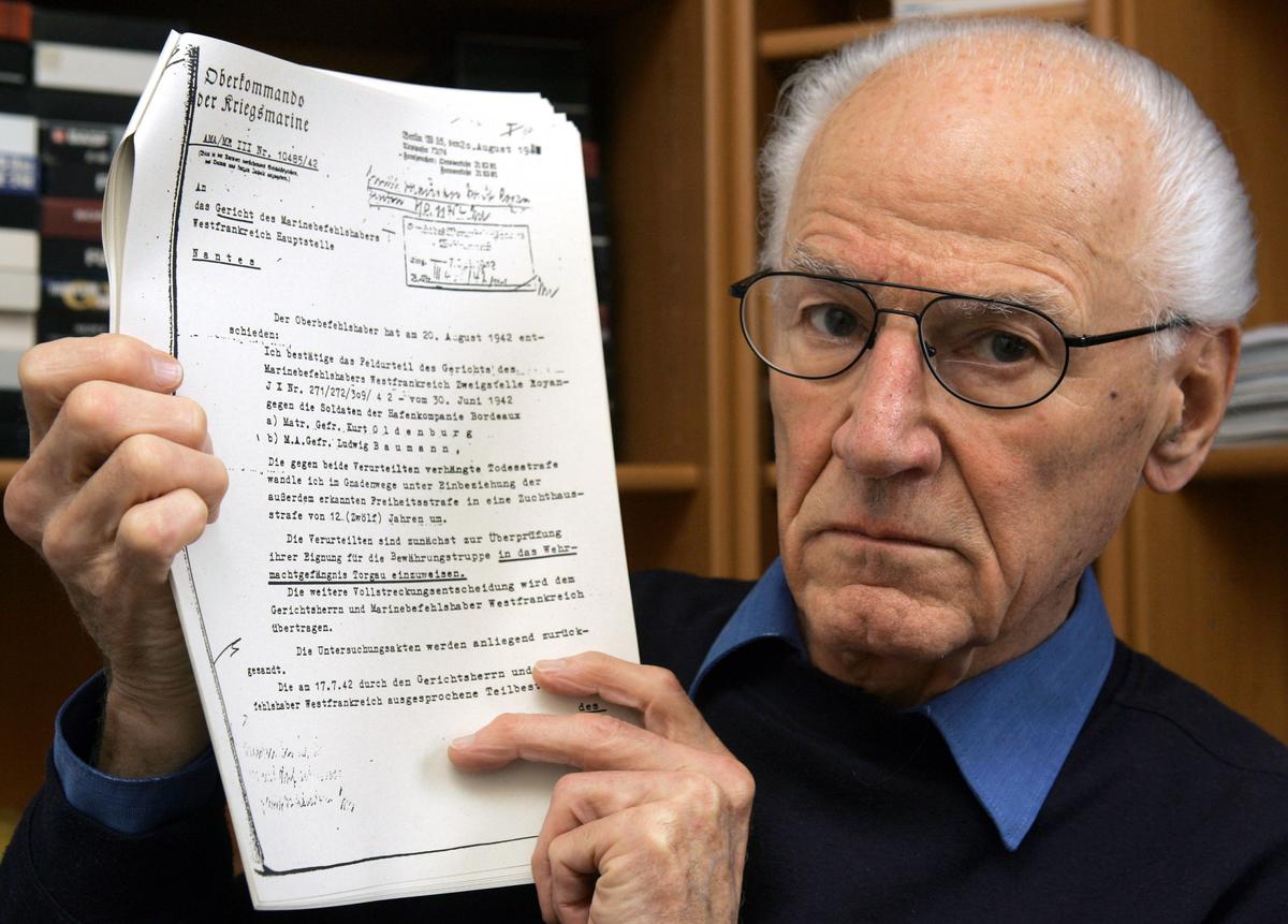 Людвиг Бауманн с архивной копией постановления об отмене его собственного смертного приговора. Фото: picture-alliance/ dpa
