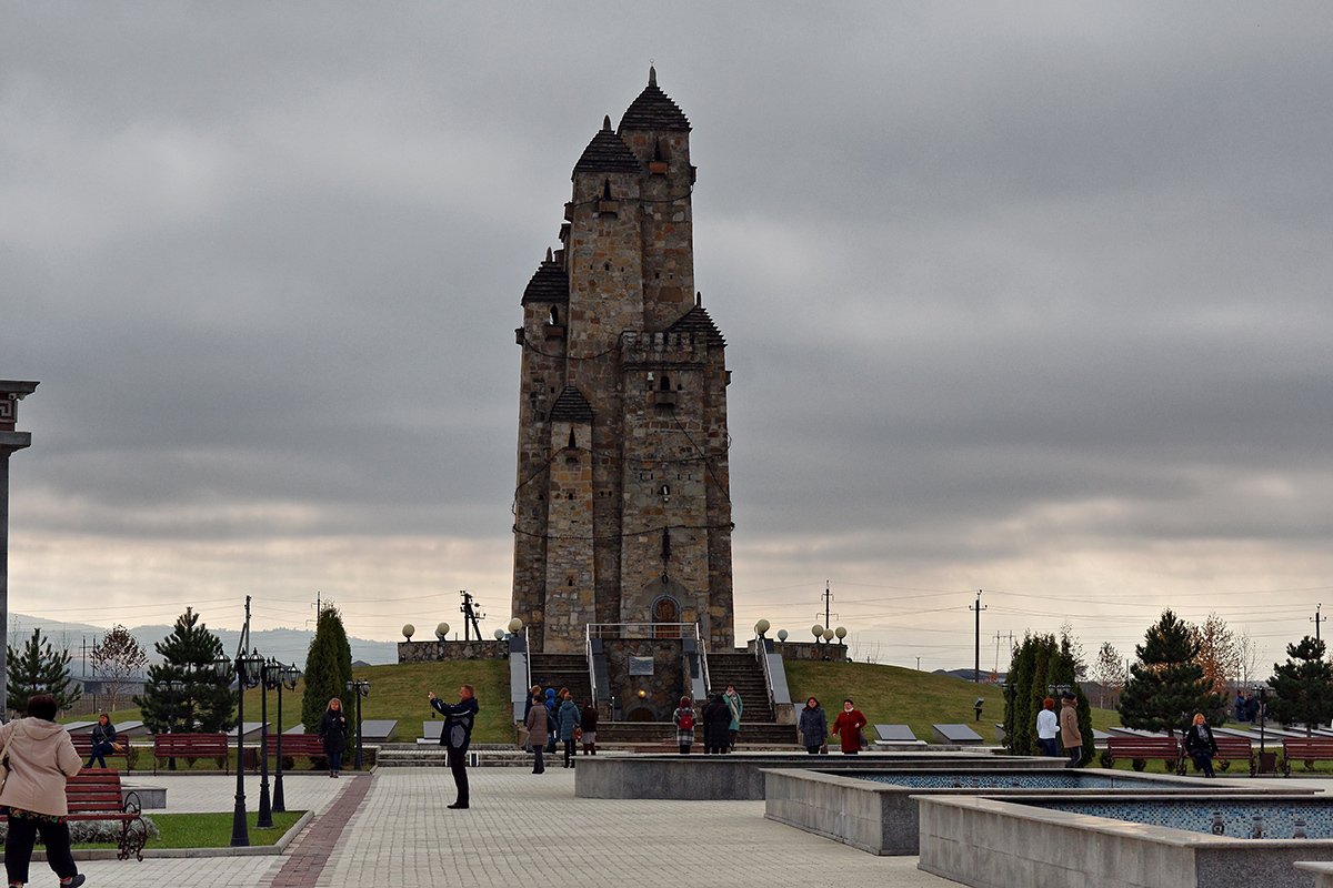 Мемориал «9 башен», построенный в память о депортации, Назрань. Фото: Alexxx1979 / Wikimedia (CC BY-SA 4.0)