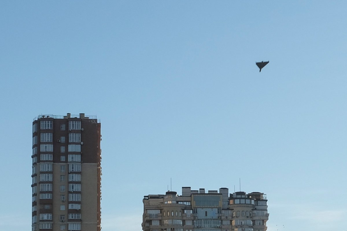 Një dron kamikaze fluturon mbi ndërtesa banimi në Kiev. Foto: Sergey Shestak / EPA-EFE