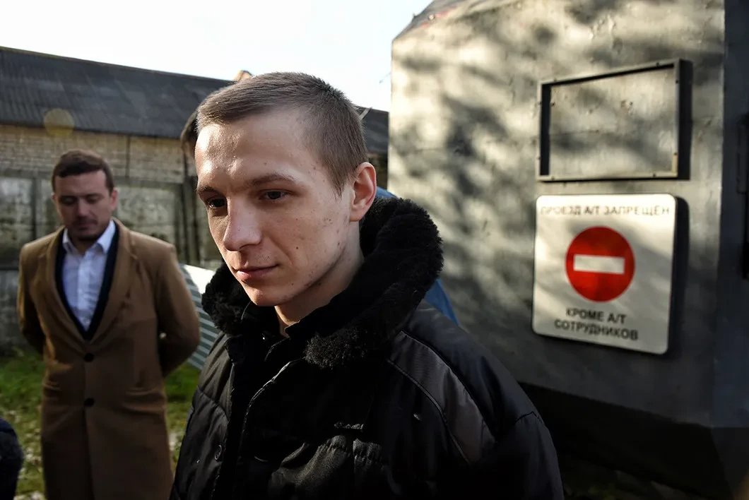 Евгений Макаров с адвокатом Эльдаром Лузиным. Фото: Виктория Одиссонова / «Новая газета»