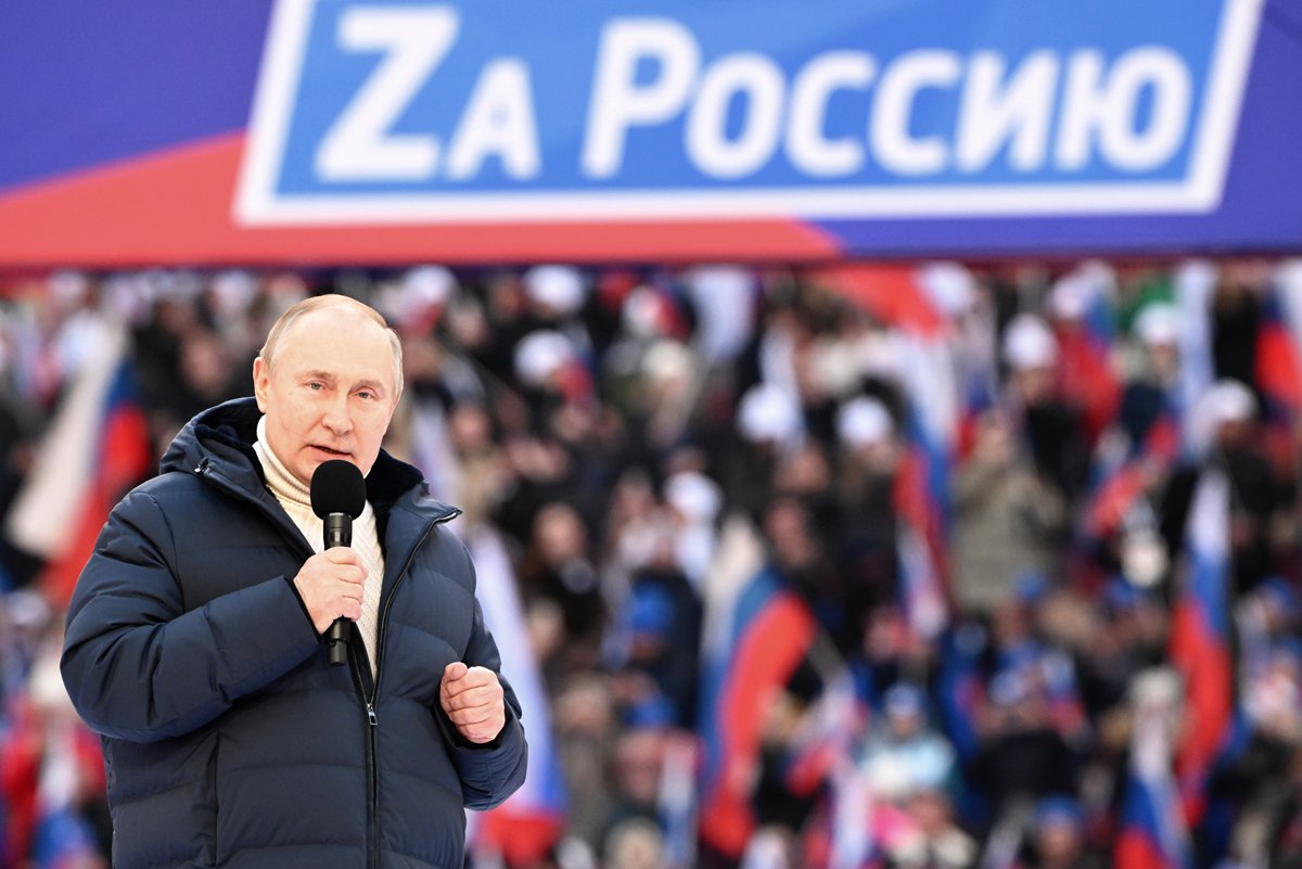 Владимир Путин выступает с речью во время праздничного концерта, посвященного 8-й годовщине оккупации Крыма, стадион «Лужники», Москва, 18 марта 2022 года. Фото: Сергей Гунеев / Sputnik / Krenlin / EPA-EFE