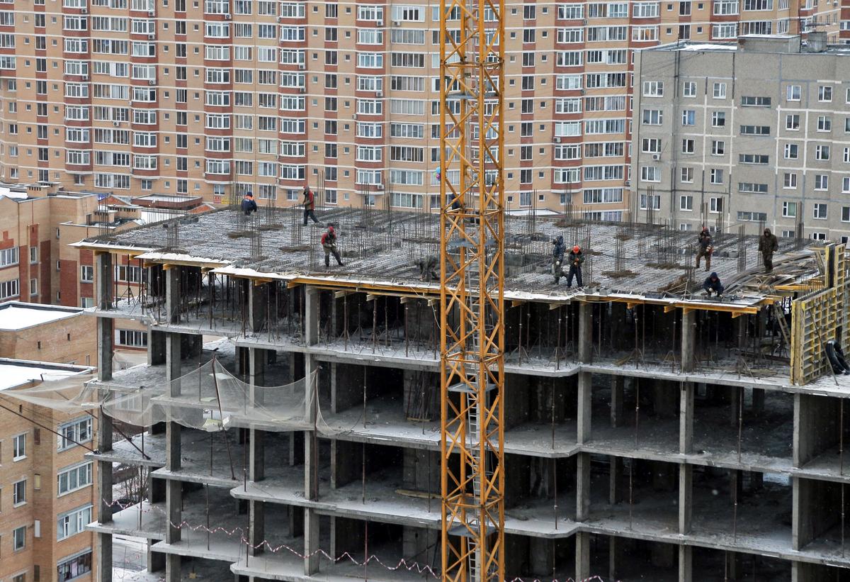 Migrant workers building an apartment block in Podolsk, outside Moscow. Photo: EPA/MAXIM SHIPENKOV