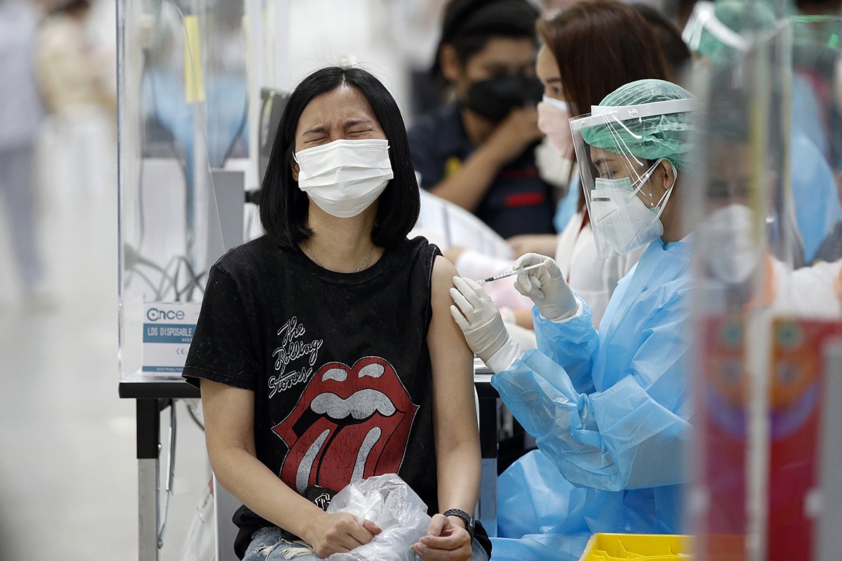 Вакцинирование препаратом AstraZeneca в Центральном центре вакцинации Банг Сью в Бангкоке, Таиланд, 24 сентября 2021 года. Фото: Rungroj Yongrit / EPA-EFE