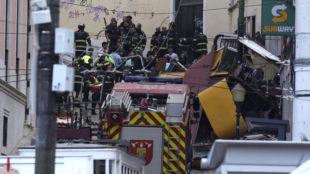 В Лиссабоне из-за схода с рельсов фуникулера «Глория» погибли как минимум 15 человек