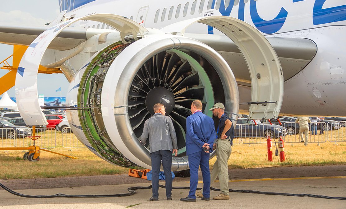 Airport technicians inspect the engine of a new Russian aircraft in Moscow. Photo: Aleksandr Papichev / Alamy / Vida Press