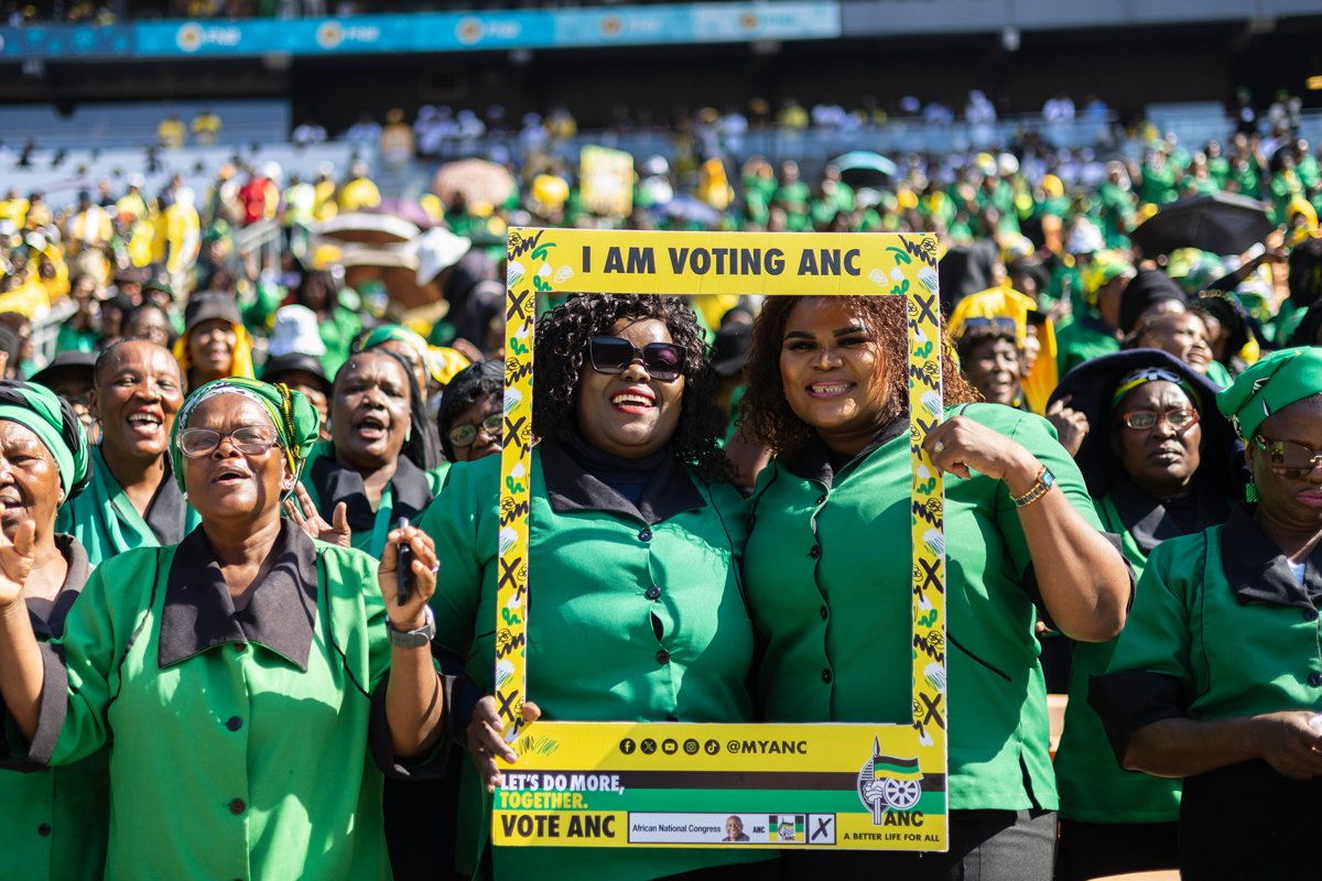 Сторонники Африканского национального конгресса на финальном предвыборном митинге в Йоханнесбурге, ЮАР, 25 мая 2024 года. Фото: Kim Ludbrook / EPA-EFE